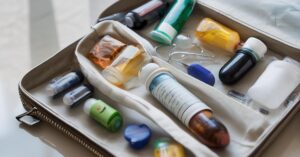 Leki w samolocie w bagażu rejestrowanym – Sprawdź to!