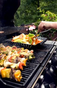 Jak sterować strefami ciepła na grillu gazowym? Metody bezpośrednia, pośrednia i 50/50